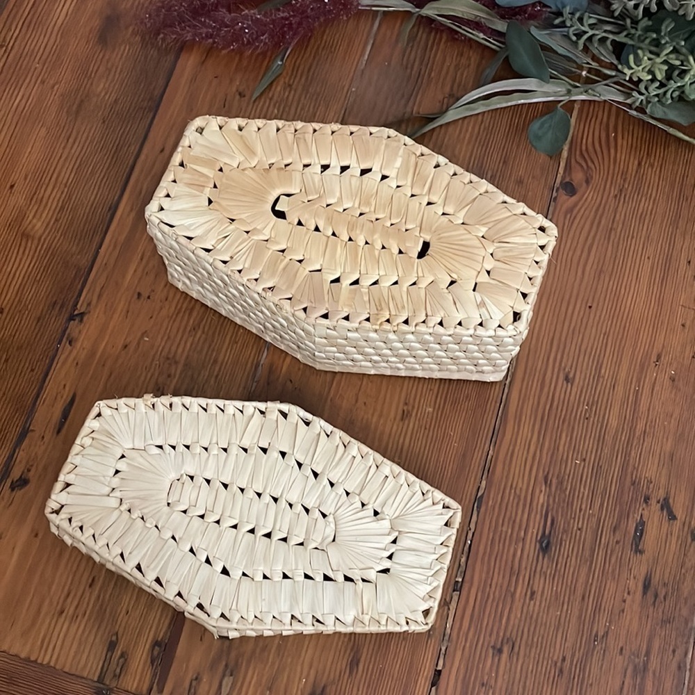 Vintage Boho Woven Wicker Straw Basket with Lid - Picture 7 of 11